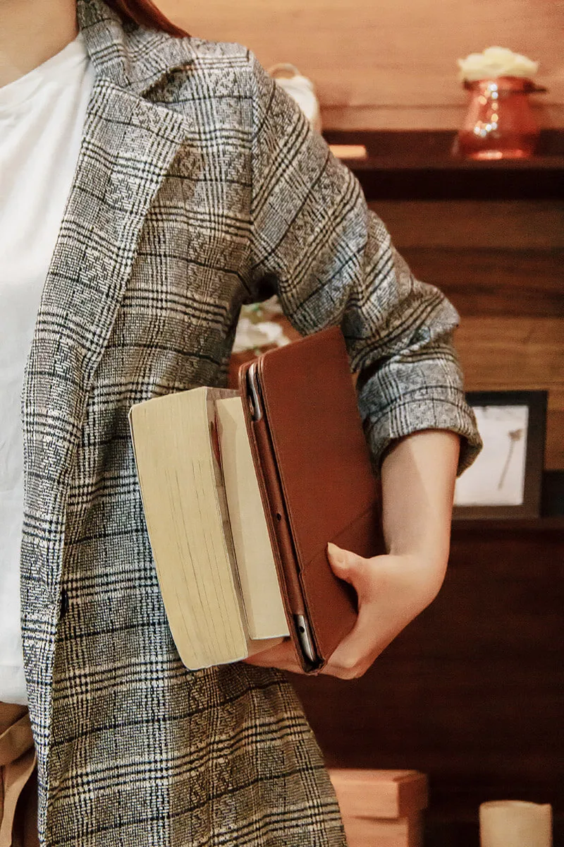 Wanita kantor pengacara surabaya membawa buku